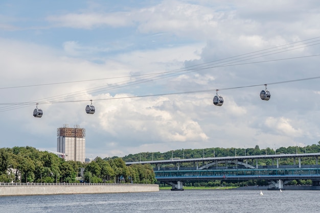 Teleférico do outro lado do Rio Moscou no Vorobyovy Gory. Moscou. Rússia.