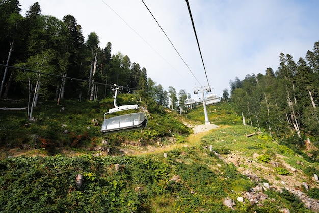 Teleférico em estação de esqui na montanha no verão