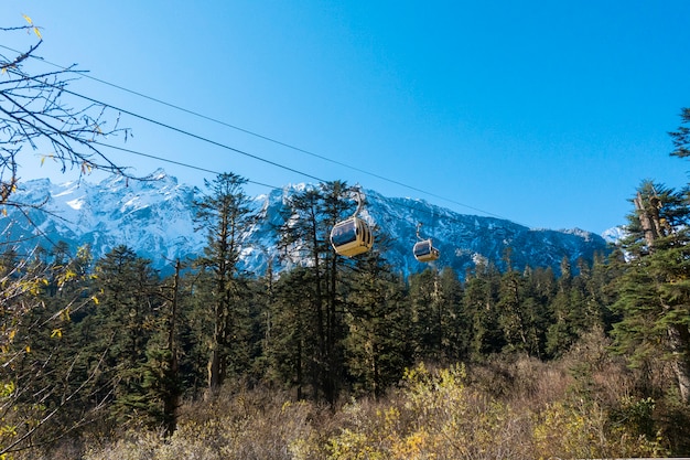 Teleférico está subindo a montanha