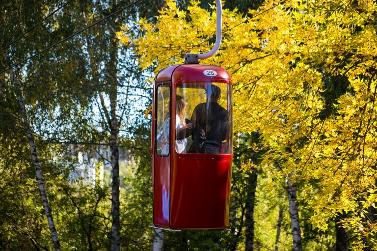 Foto teleférico futurista soviético em kharkov, no parque gorky
