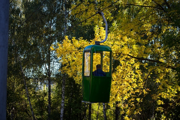 Teleférico futurista soviético en Jarkov en el Parque Gorky