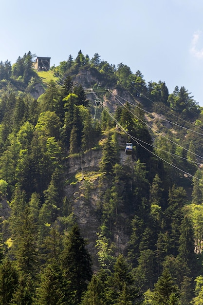 Teleférico Gosaukammbahn sobre el lago Vorderer Gosausee bajo la montaña Donnerkogel en Gosau Austria