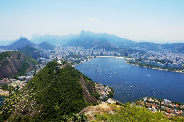 Teleférico indo para o pão de açúcar no rio de janeiro, brasil.