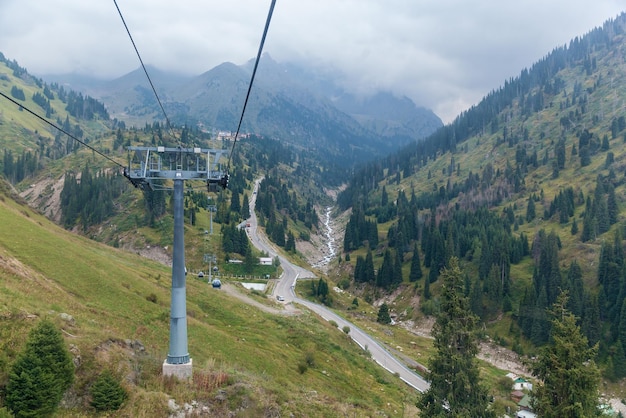 Teleférico en Kazahstán Teleférico a través de las colinas en Shymbulak, Kazajstán