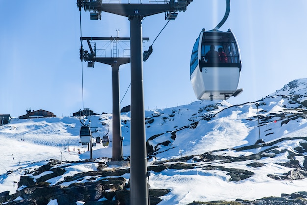 Teleférico de la montaña de la nieve