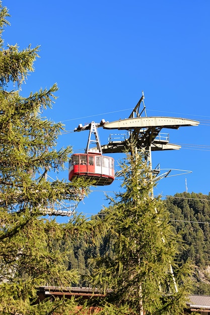 Teleférico en la montaña de Zermatt, cantón de Valais en Suiza en verano.