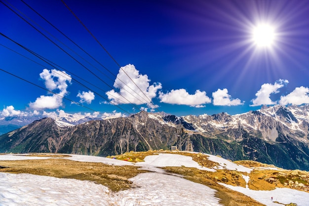 Teleférico en montañas nevadas Chamonix Mont Blanc HauteSavoie France