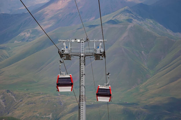 Teleférico en las montañas El paisaje del teleférico de las montañas de Georgia