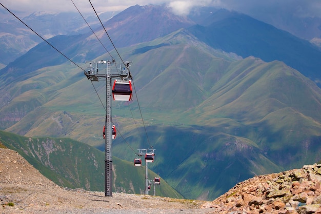 Teleférico en las montañas El paisaje del teleférico de las montañas de Georgia