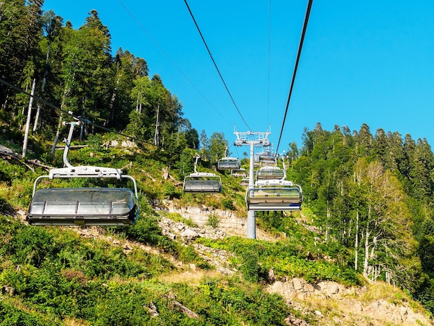 teleférico en las montañas en verano