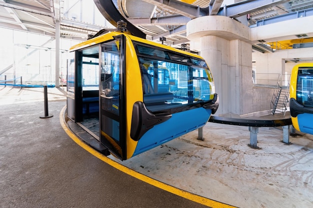 Teleférico na estância de esqui do parque Penken do Tirol em Mayrhofen no vale de Zillertal, Áustria nos Alpes de inverno. Teleféricos nas montanhas alpinas com neve branca, céu azul. Diversão em declive nas encostas nevadas austríacas