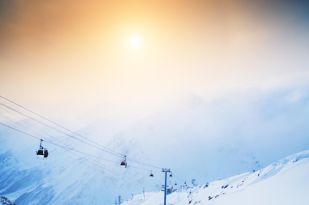 Teleférico na estância de esqui Elbrus. Cáucaso, Federação Russa. Montanhas cobertas de neve, paisagem de inverno