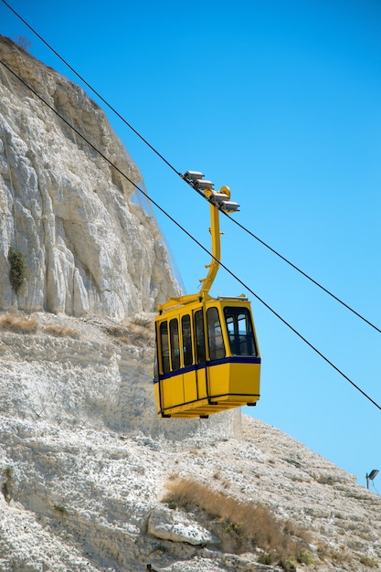 teleférico na montanha com céu azul