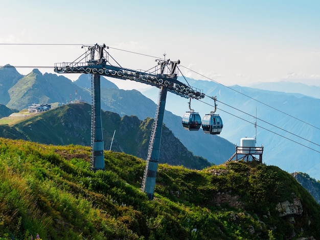 teleférico nas montanhas no verão As cabines chegam à estação Rosa Peak