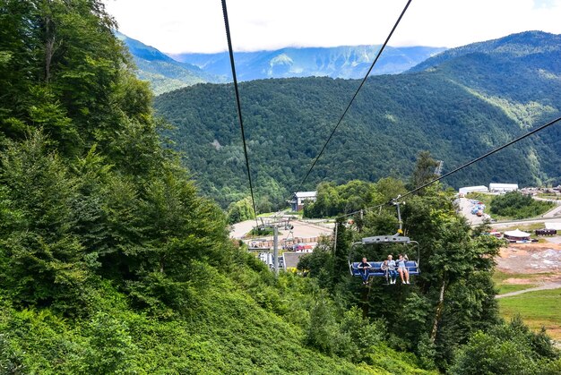 Teleférico en la niebla en las montañas del Cáucaso Rosa Khutor Sochi Rusia Una nube en las montañas en altitud