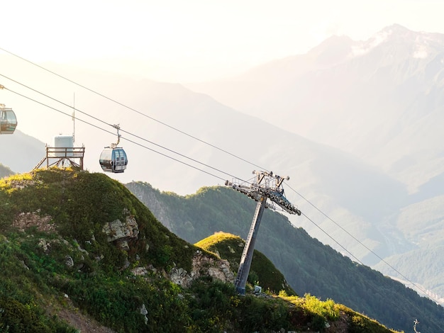 Teleférico no alto das montanhas ao pôr do sol