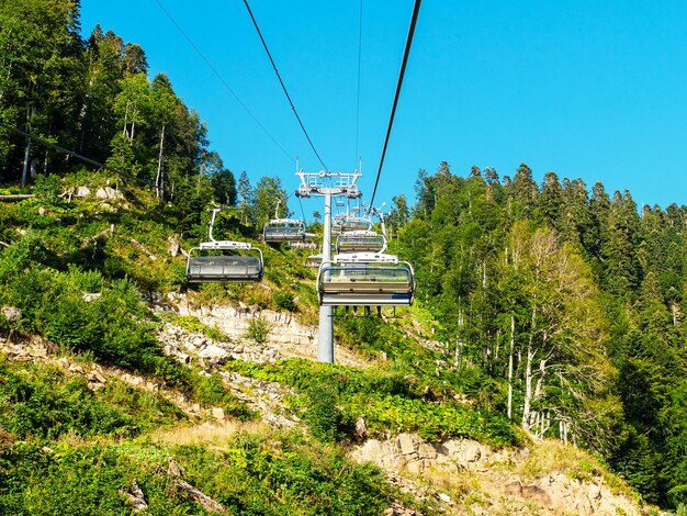 Teleférico no alto das montanhas no verão