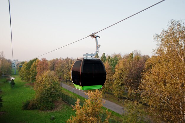 Teleférico no parque outono no pôr do sol de noite