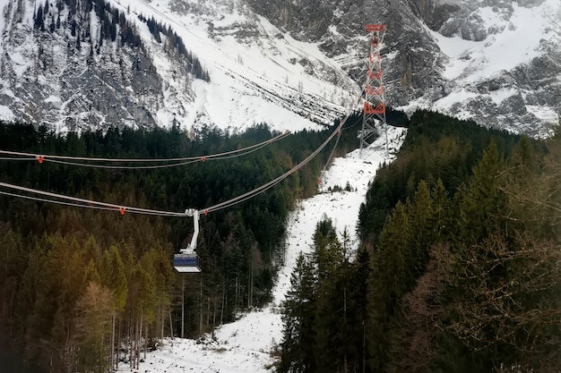 Teleférico para o pico da montanha Alpes montanha