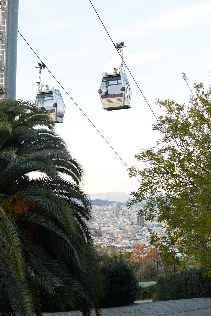 Teleférico que desciende de las montañas
