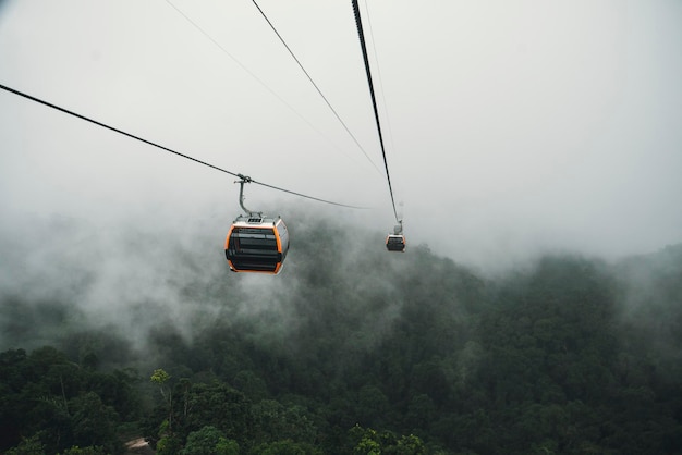 Teleférico que sube a la colina neblinosa sobre el espeso bosque en Banahill Danang Vietnam