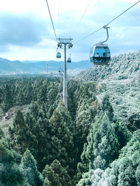 Foto el teleférico sobre las montañas contra el cielo