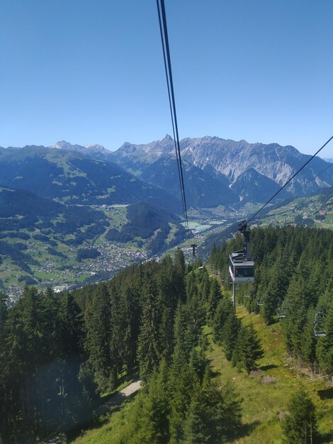 Foto el teleférico sobre las montañas contra el cielo