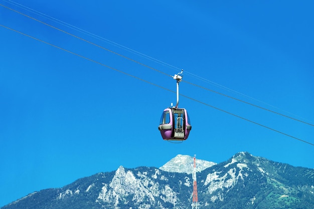 Teleférico sobre las montañas en Suiza.