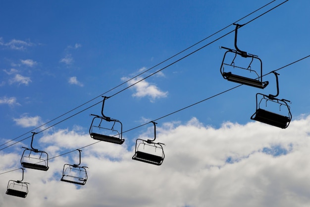 Teleférico telesilla sobre fondo de cielo azul