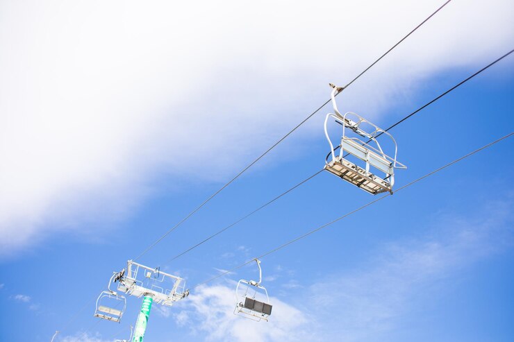 Teleférico vacío en la estación de esquí de las montañas Telesilla en las montañas