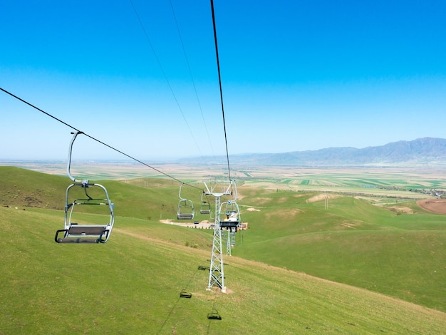 Teleférico en verano en las montañas Kirguistán centro recreativo Orlovka turismo y viajes