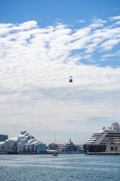 Foto teleférico vermelho e torre no funicular de barcelona port vell para o montjuic em barcelona