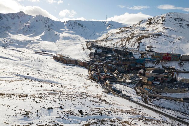 Teleféricos indo em direção ao topo das montanhas cobertas de neve de Grandvalira em Pas de la Casa Andorra