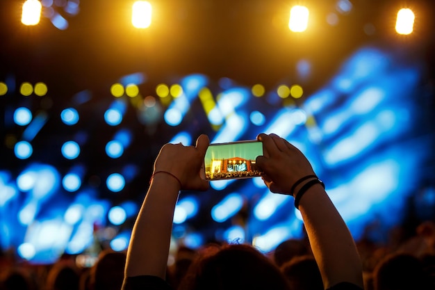 Telefon in den Händen von Frauen in der Show