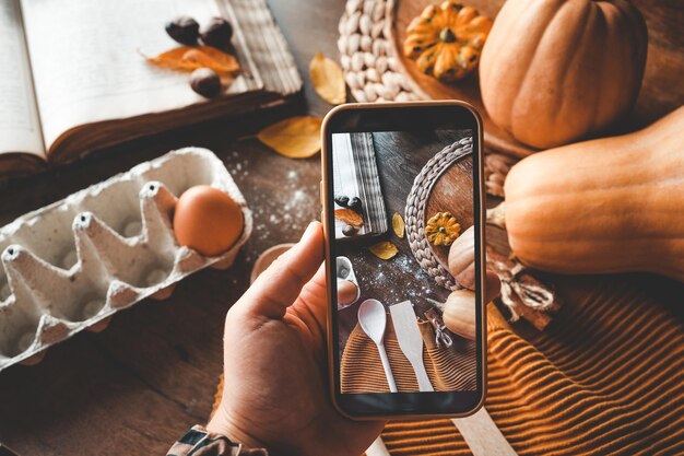 Foto telefon in händen mit einem foto der zutaten für das kuchenkochen