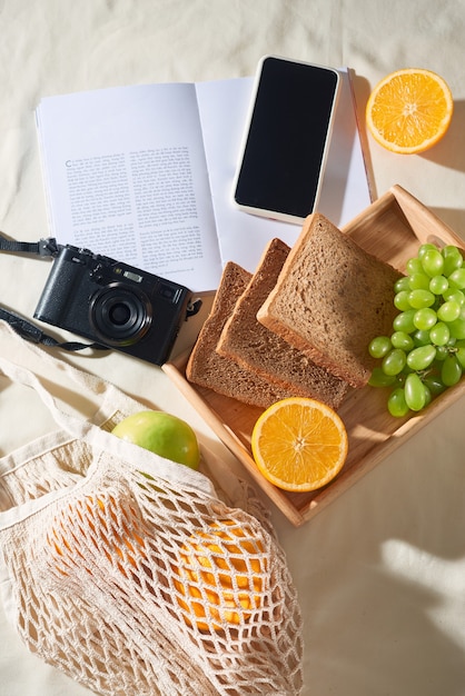 Telefon, Kamera, Obst, Tasche, Notizbuch und Zubehör, Draufsicht, Flache Lage, Das Konzept eines Picknicks, Sommer