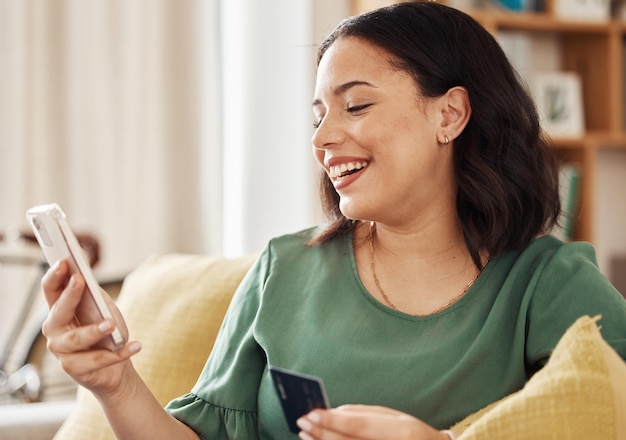 Telefon Kreditkarte und Frau lachen mit Online-Shopping und Banking zu Hause E-Commerce mobile Cashback und Verkauf mit digitaler Zahlung auf dem Web und einfache Bezahlung mit Rabatt und Lächeln von der Website Checkout