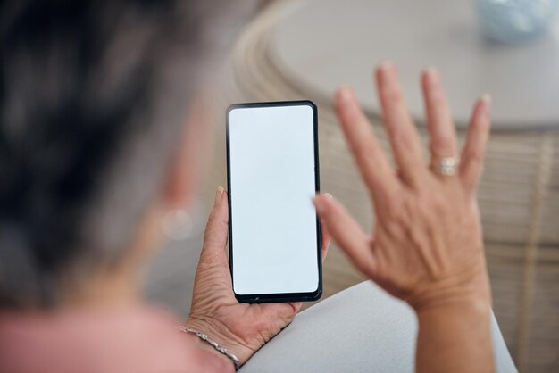 Telefon- und Videoanruf von Frauen auf dem Mockup-Bildschirm Virtuelle Online-Kommunikation oder Verbindung zu sozialen Netzwerken Hände winken auf dem mobilen Mock-up mit Technologie digitalem Voip und Smartphone-Medienraum