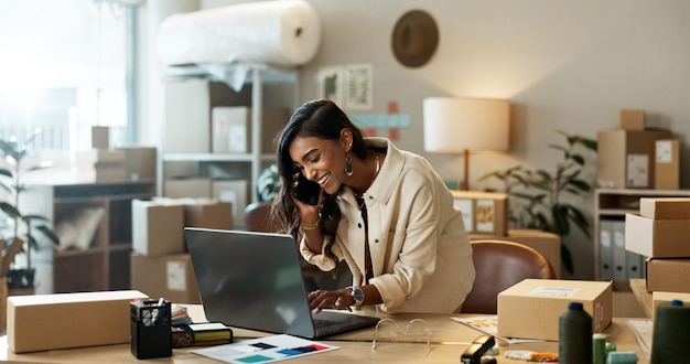 Foto telefonanruf für kleine unternehmen oder glückliche frau mit laptop für e-commerce-kommunikation im büro tippen von lächeln oder indischer manager, der in einem gespräch zuhört oder von nachrichten, feedback oder networking spricht