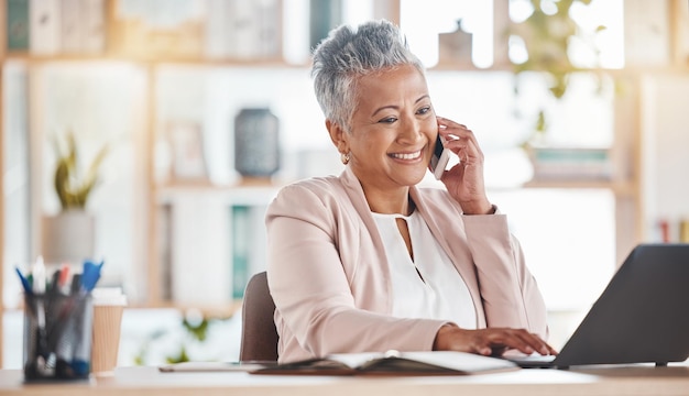 Telefonanruf glücklicher Finanzberater oder Frau auf Laptop für Networking-Unternehmenswachstum oder Handel im Büro Finanzlächeln oder Manager auf Smartphone für Börseninvestitionsbudget oder Steuerplanung