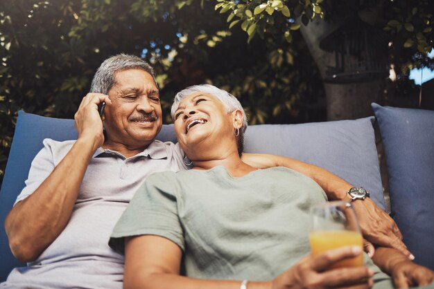 Telefonanruf im Freien und älteres Paar, das sich während eines Sommerurlaubs oder eines Wochenendausflugs zusammen entspannt Glückliche Liebe und ältere Männer und Frauen, die sich während eines mobilen Gesprächs im Ruhestandsurlaub ausruhen