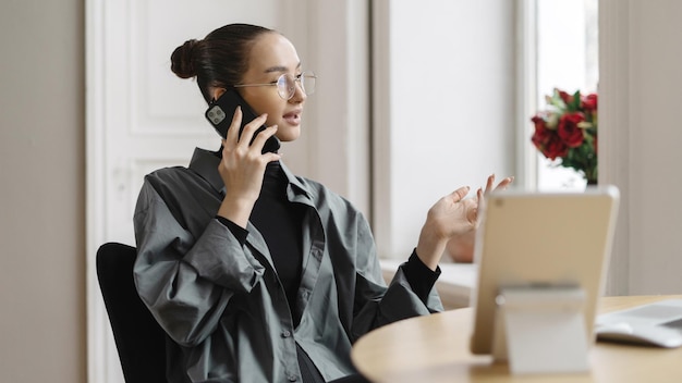 Telefonanruf kundenantwortgespräch eine frau mit brillenmanagerin, die im büro arbeitet