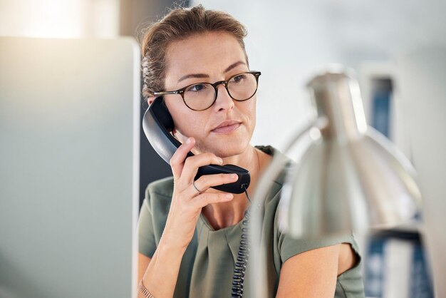 Telefonanruf und Geschäftsfrau im Büro, die spricht und denkt Festnetzkommunikation und weibliche Angestellte aus Kanada, die auf Abruf sprechen, chatten oder Arbeitsgespräche am Arbeitsplatz des Unternehmens führen