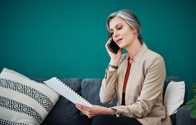 Telefonanruffrau und Papierarbeit für Remote-Arbeit Gespräch oder Hören auf dem Sofa im Heimbüro Mobil-Check-Dokument und reifer Freelancer oder Account-Manager mit Verkaufsbericht für den Kunden auf Mockup