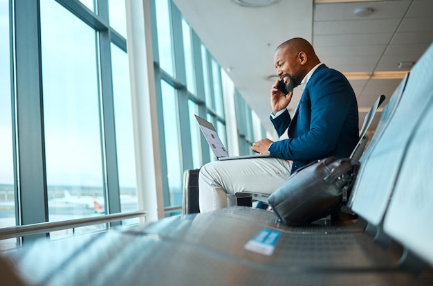 Foto telefonanrufreise und geschäftsmann auf einem laptop am flughafen für arbeitsreise in der stadt