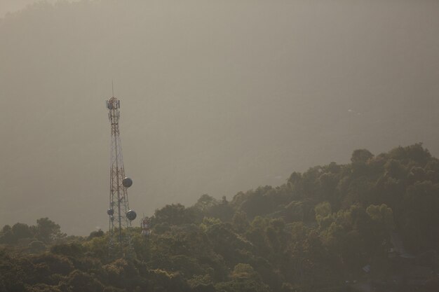 Telefonantenne am Berg mit Sonnenaufgang