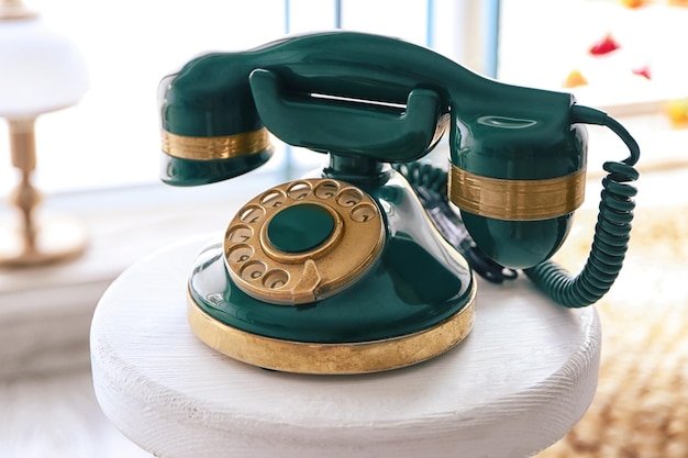 Telefone antigo no interior