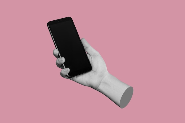 Telefone celular com tela preta na mão feminina isolada em um fundo de cor rosa