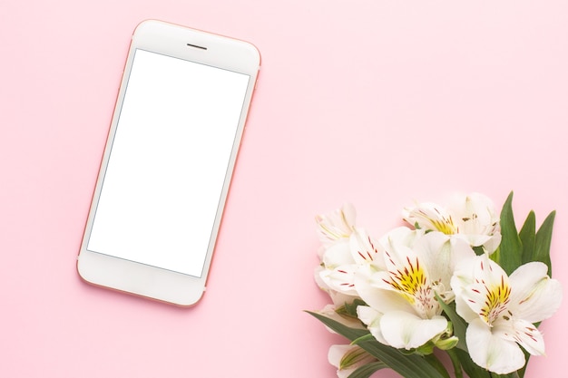 Telefone celular e flor branca Alstroemeria em uma rosa