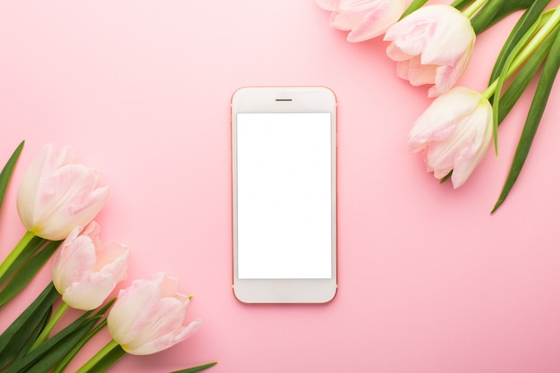 Telefone celular e primavera flor rosa tulipas. configuração plana